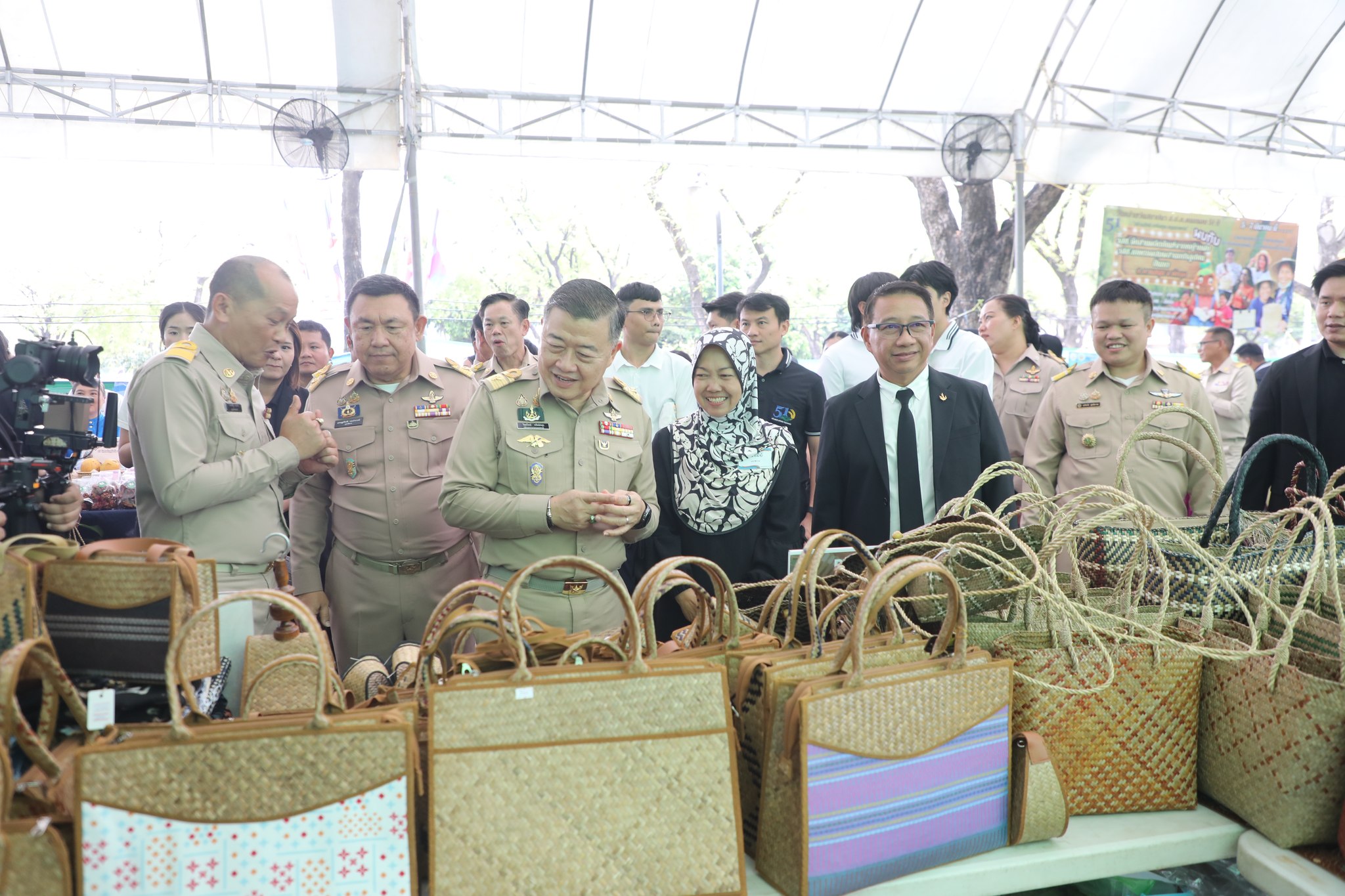 title - ปลัดกระทรวงเกษตรฯ และผู้บริหาร ส.ป.ก. เยี่ยมชมร้านค้า ในงานวันคล้ายวันสถาปนา ส.ป.ก. ครบรอบ 51 ปี